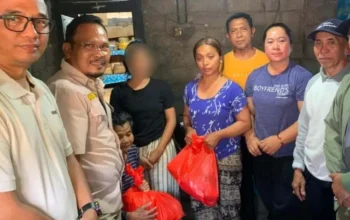Kadinsos PPPA, I Putu Kariaman Putra, menyerahkan bantuan kepada keluarga korban pengeroyokan di Tabanan