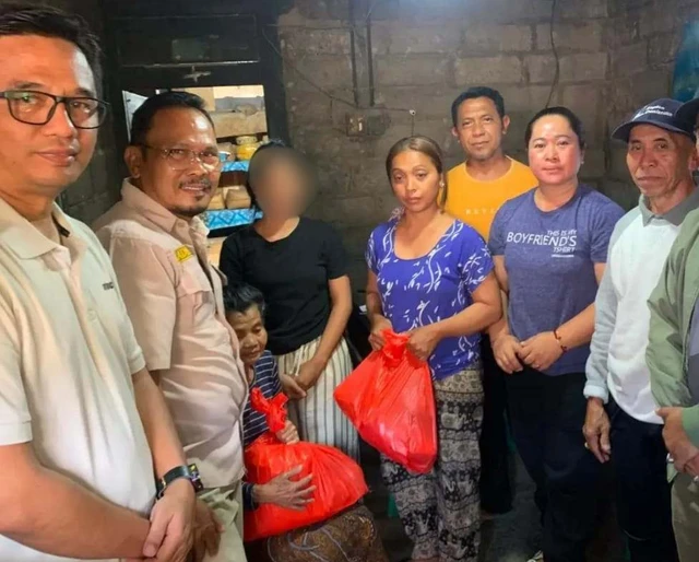 Kadinsos PPPA, I Putu Kariaman Putra, menyerahkan bantuan kepada keluarga korban pengeroyokan di Tabanan