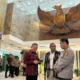 Wamen HAM Mugiyanto berbincang dengan Astama Ops Polri Komjen Pol. Fadil Imran usai rapat membahas Papua di Gedung Kementerian HAM, Jakarta, Selas
