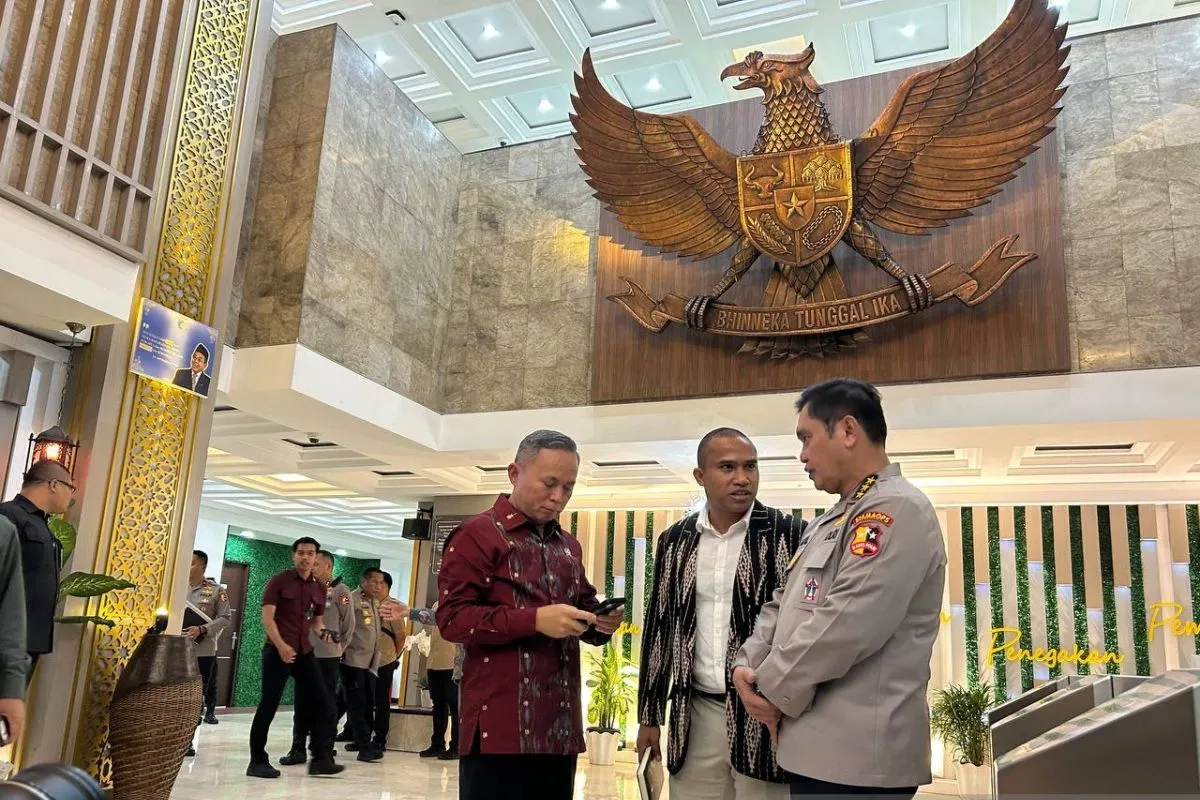 Wamen HAM Mugiyanto berbincang dengan Astama Ops Polri Komjen Pol. Fadil Imran usai rapat membahas Papua di Gedung Kementerian HAM, Jakarta, Selas