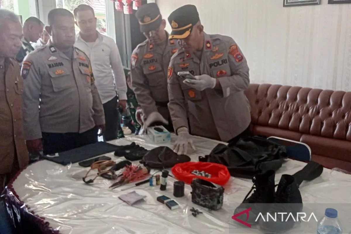 Barang-barang yang diamankan oleh kepolisian dalam kasus ledakan yang terjadi di MAN 3,Padang.