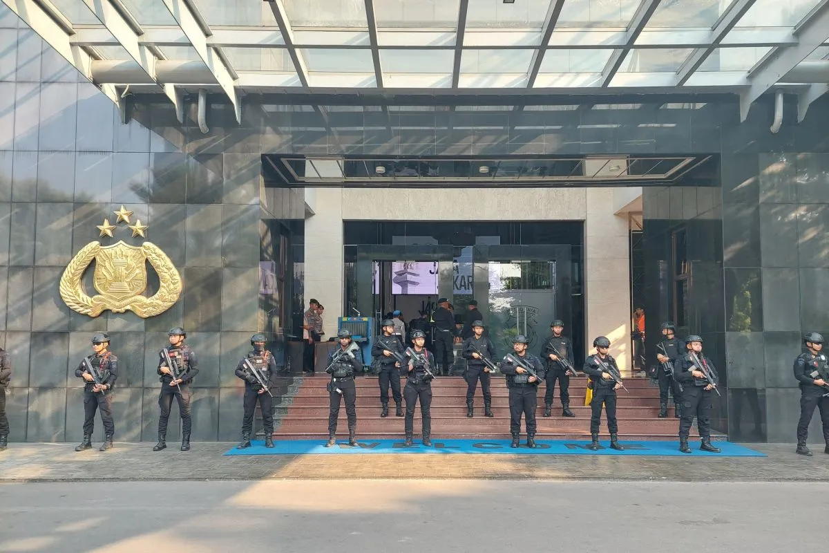Puluhan personel Brimob berjaga di depan gedung Promoter Polda Metro Jaya.