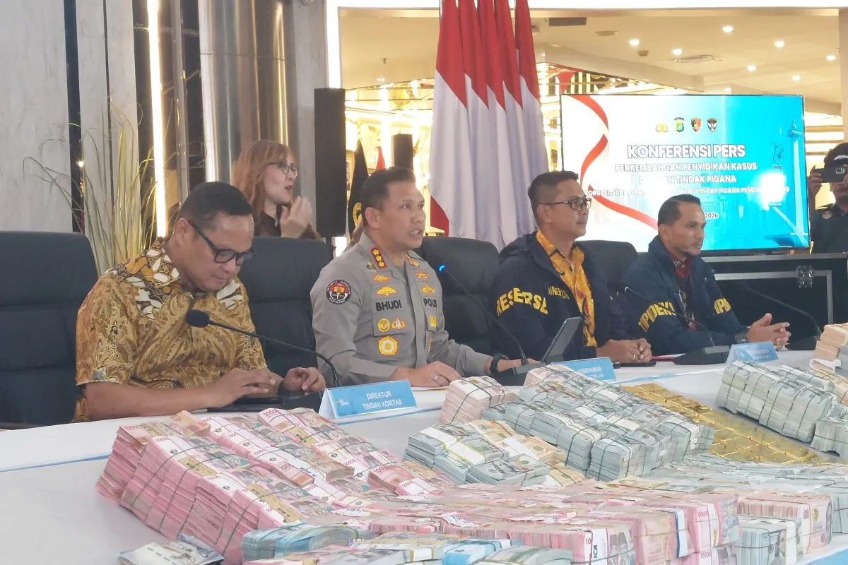 Kepala Bidang Humas Polda Metro Jaya, Kombes Pol Budi Hermanto (dua kiri), dalam konferensi pers perkembangan penyidikan dugaan tindak pidana korupsi,
