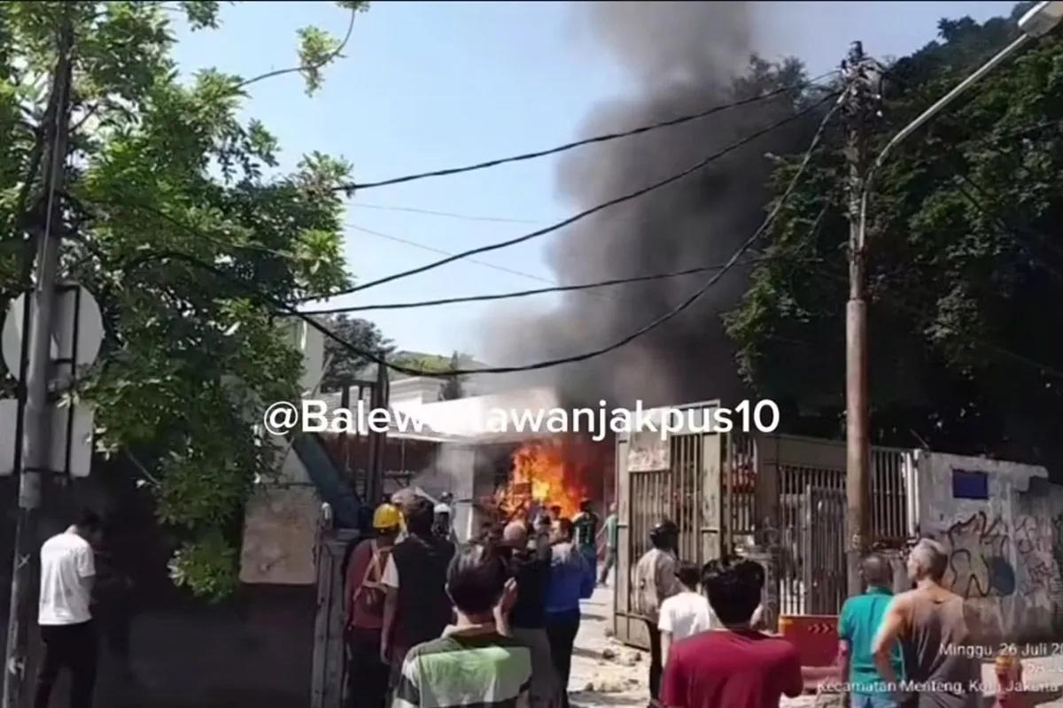 Kondisi saat insiden bentrokan warga di kawasan jalan Tambak, Menteng, Jakarta Pusat.