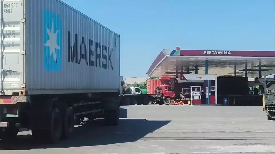 Armada truk antre mengisi BBM di SPBU.