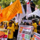 Demo guru dan tenaga kesehatan PPPK paruh waktu dari Kabupaten Donggala berunjuk rasa di Gedung DPRD Sulawesi Tengah