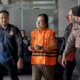Tersangka kasus dugaan gratifikasi dalam pengadaan barang dan jasa Ma'ruf Cahyono, mengenakan rompi tahanan seusai menjalani pemeriksaan di Gedung Merah Putih KPK, Jakarta