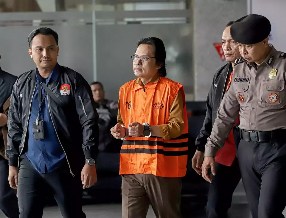 Tersangka kasus dugaan gratifikasi dalam pengadaan barang dan jasa Ma'ruf Cahyono, mengenakan rompi tahanan seusai menjalani pemeriksaan di Gedung Merah Putih KPK, Jakarta