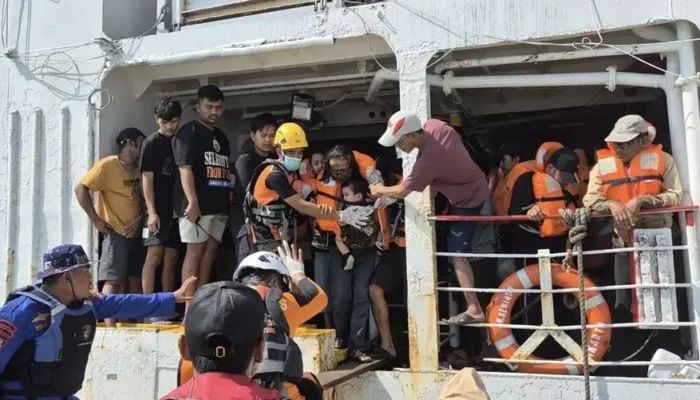 Gagal Berlabuh Terhalang Kapal Kandas, 253 Penumpang KM Sewindu Dievakuasi