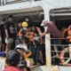 Penumpang Kapal Sewindu dievakuasi Tim SAR usai gagal mendarat di Pelabuhan Pangkalbalam, Kota Pangkalpinang, Provinsi Bangka Belitung.
