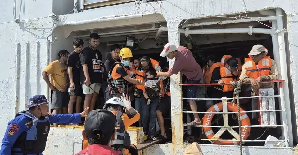 Penumpang Kapal Sewindu dievakuasi Tim SAR usai gagal mendarat di Pelabuhan Pangkalbalam, Kota Pangkalpinang, Provinsi Bangka Belitung.