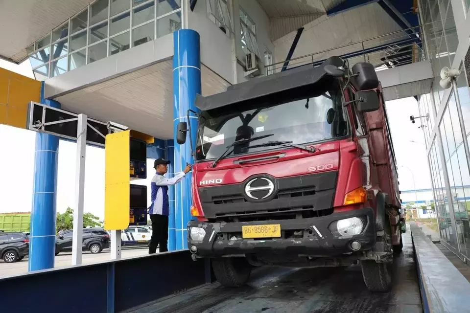 Kemenhub memeriksa kendaraan angkutan barang selama masa uji coba pengawasan berbasis electronic traffic law enforcement (ETLE)