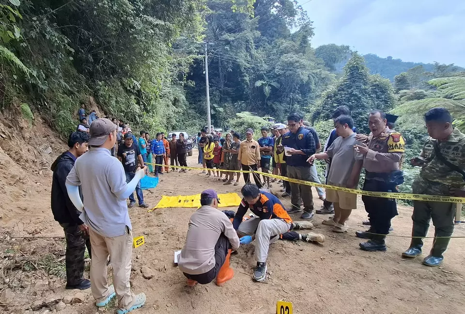 Seorang TKA asal China tewas terlindas ekskavator di lokasi proyek pelebaran jalan di Desa Kanan Dede, Luwu Utara, Sulawesi Selatan