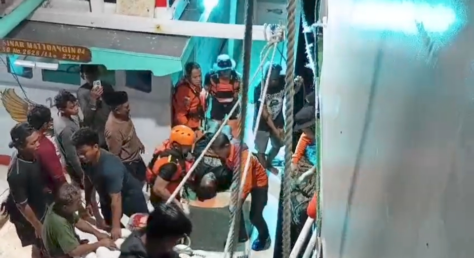 Evakuasi korban tenggelamnya KM Nurul Salsa yang ditemukan selamat di Pulau Matallang, Kabupaten Kepulauan Selayar