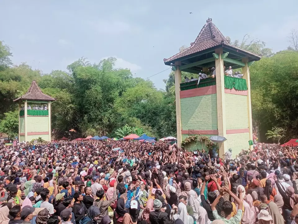 Tradisi Sebar Apem Yaa Qowiyyu yang dihelat di Lapangan Klampeyan, Kecamatan Jatinom, Kabupaten Klaten,