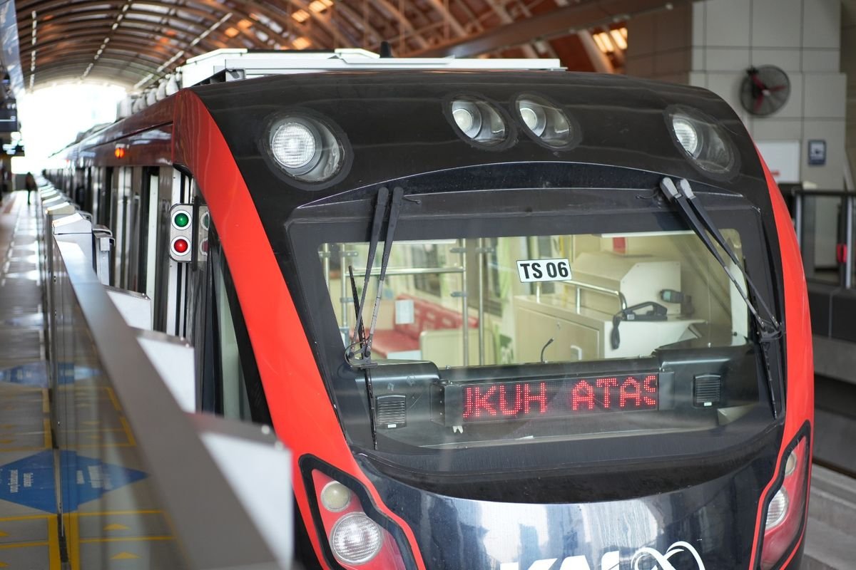 LRT Jakarta layanan moda transportasi publi k