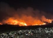Hingga Dua Hari Dilanda Kebakaran, TPA Jatiwaringin Masih Membara