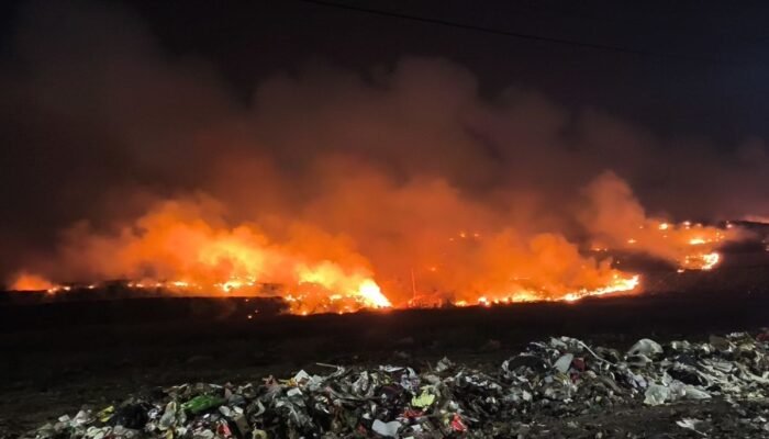 Hingga Dua Hari Dilanda Kebakaran, TPA Jatiwaringin Masih Membara