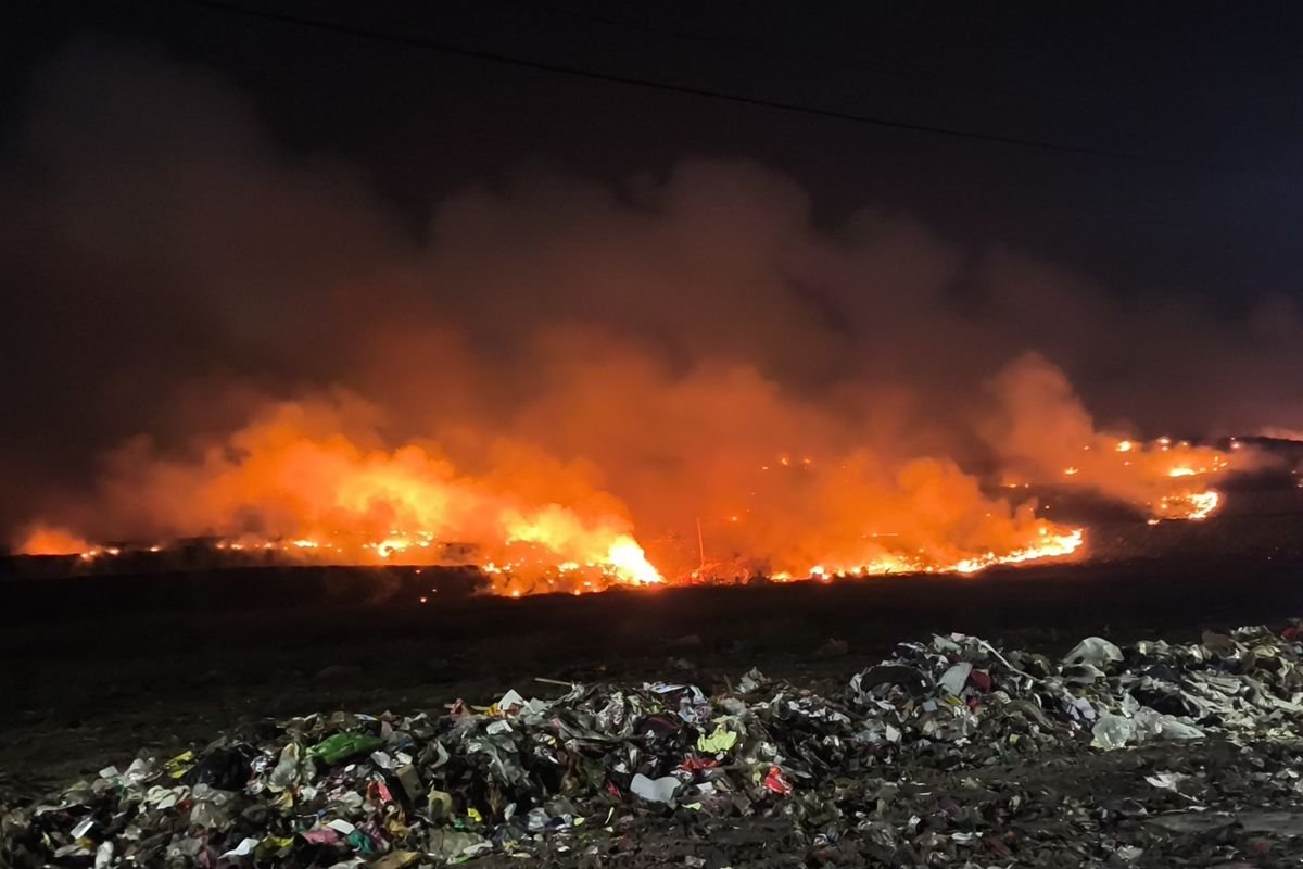Kebakaran landa TPA Jatiwaringin
