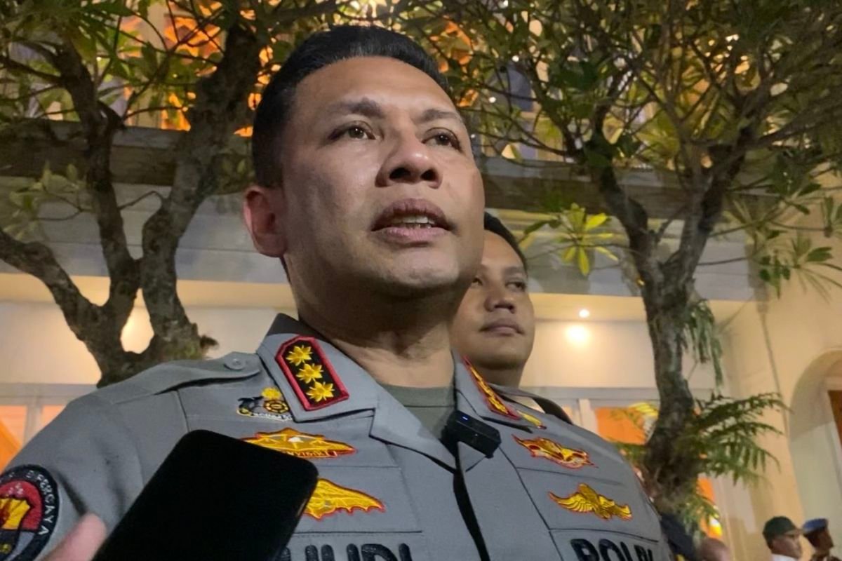 Kabid Humas Polda Metro Jaya, Kombes Pol Budi Hermanto ditemui di lokasi penggeledahan kasus korupsi PLN, Jaksel