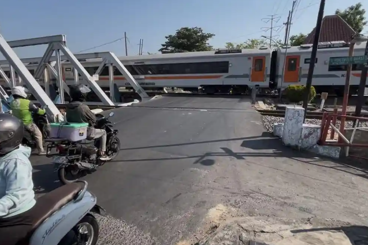 Kondisi perlintasan kereta sebidang di jalan Kokrosono Semarang