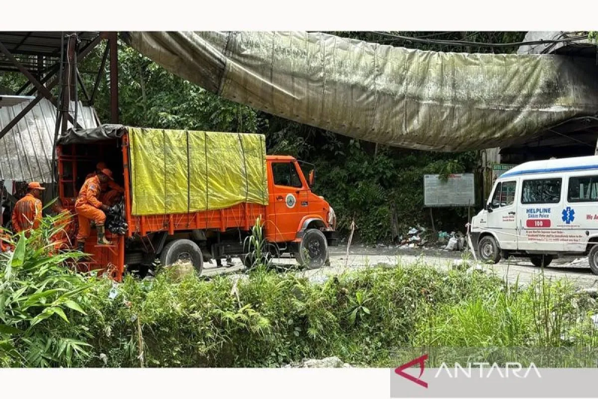 Petugas penyelamat melakukan evakuasi korban usai ledakan di sebuah terowongan di India.