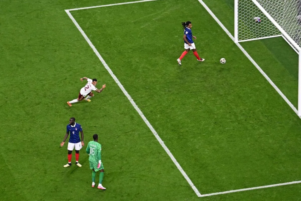 Bek timnas Spanyol Pedro Porro merayakan gol kedua timnya dalam pertandingan semifinal Piala Dunia 2026 antara Prancis dan Spanyol