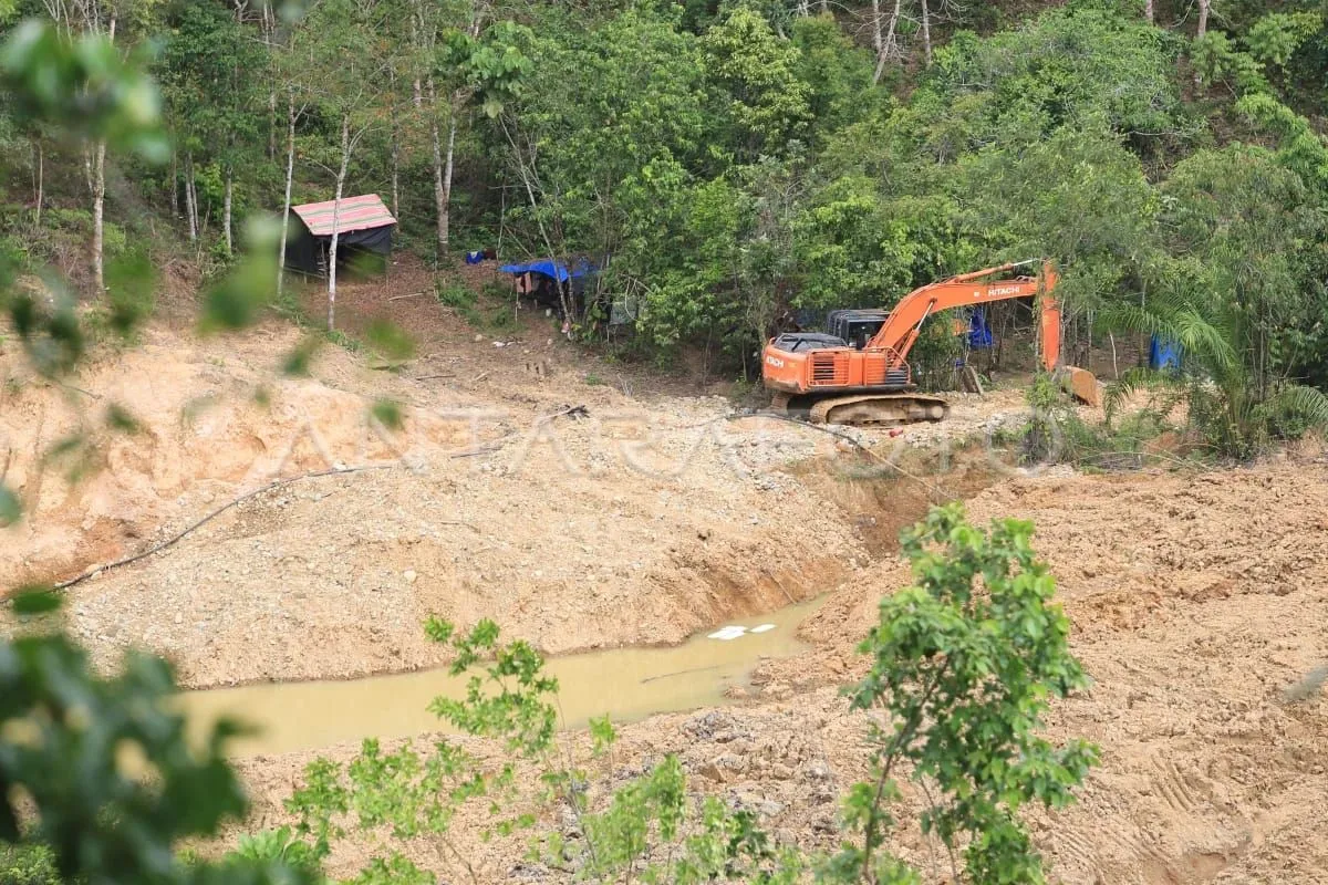 Alat berat terparkir di area tambang emas ilegal di Kawasan Kecamatan Sungai Mas, Aceh Barat, Aceh.