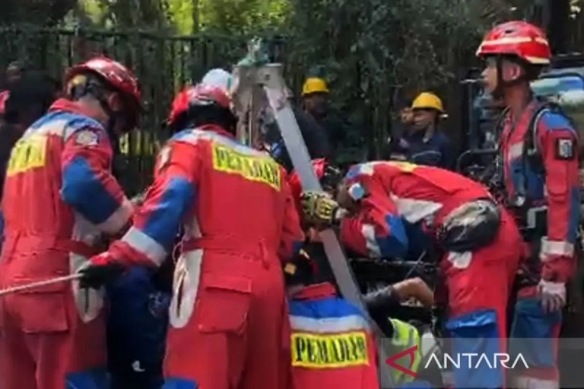 Suku Dinas Penanggulangan Kebakaran dan Penyelamatan (Gulkarmat) Jakarta Timur mengevakuasi tiga pekerja proyek meninggal dunia