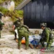 Pasukan Satgas TNI di bawah kendali Kogabwilhan III melaksanakan evakuasi jenazah pilot pesawat jenis pilatus