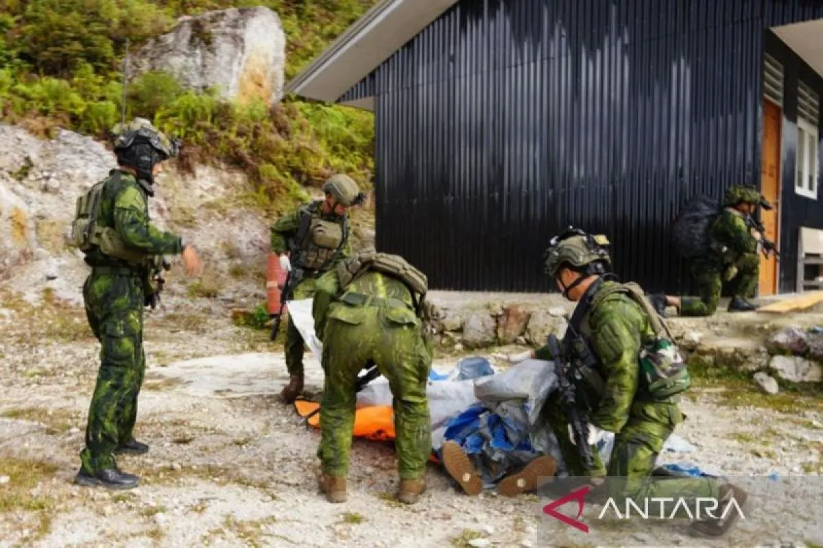 Pasukan Satgas TNI di bawah kendali Kogabwilhan III melaksanakan evakuasi jenazah pilot pesawat jenis pilatus