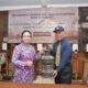 Walikota Semarang, Agustina Wilujeng menerima artefak dan arsip kemaritiman dari kolektor Dr. Jimmy Lassang Manahara Siahaan di Medan.