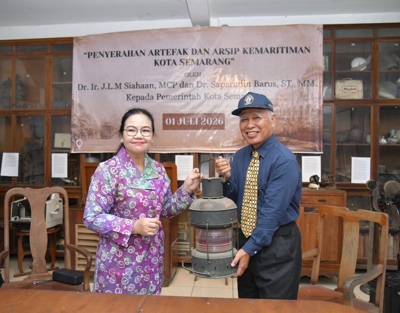 Walikota Semarang, Agustina Wilujeng menerima artefak dan arsip kemaritiman dari kolektor Dr. Jimmy Lassang Manahara Siahaan di Medan.