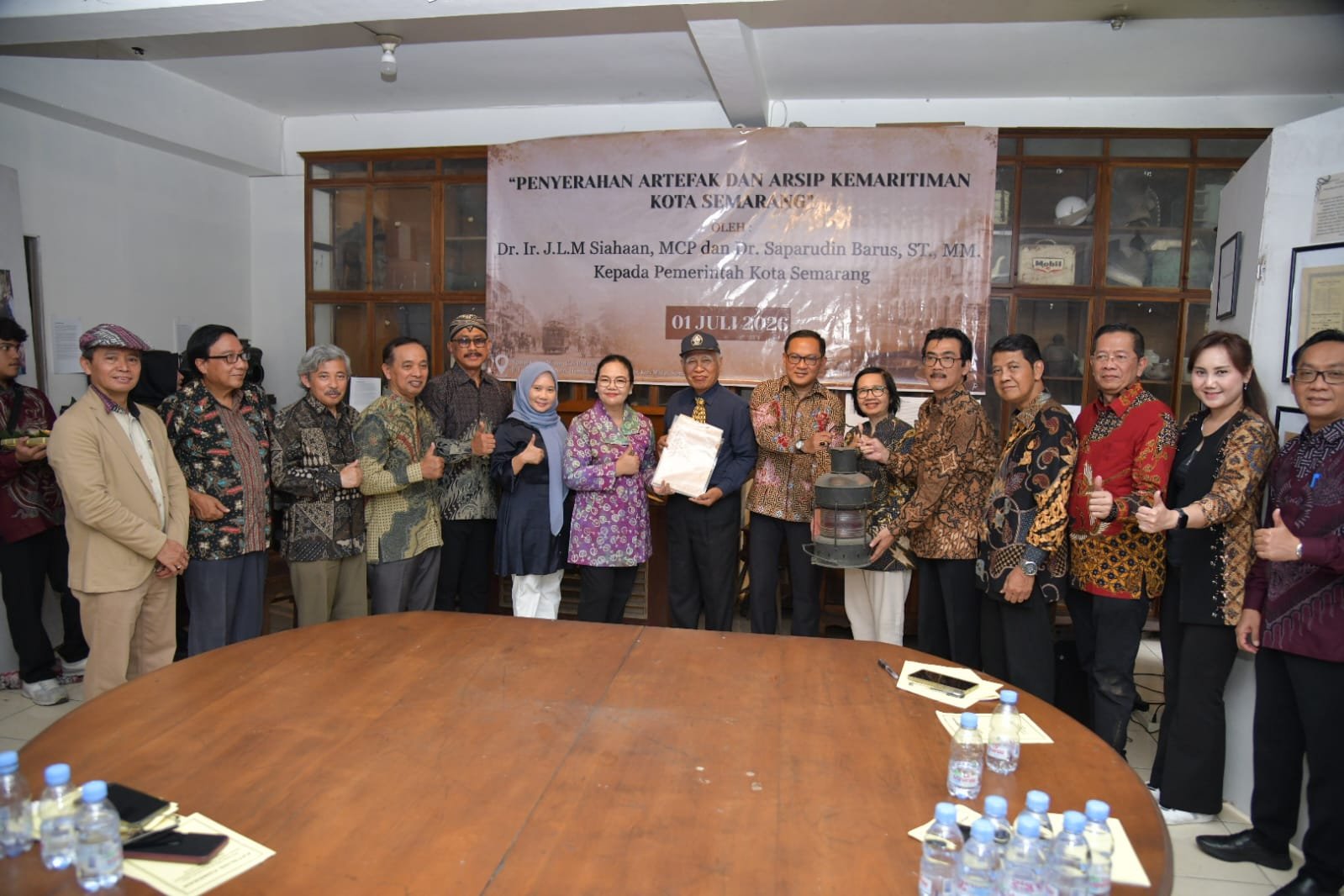 Walikota Semarang, Agustina Wilujeng menerima penyerahan artefak dan arsip kemaritiman dari pakar sejarah, dan akademisi di Medan.