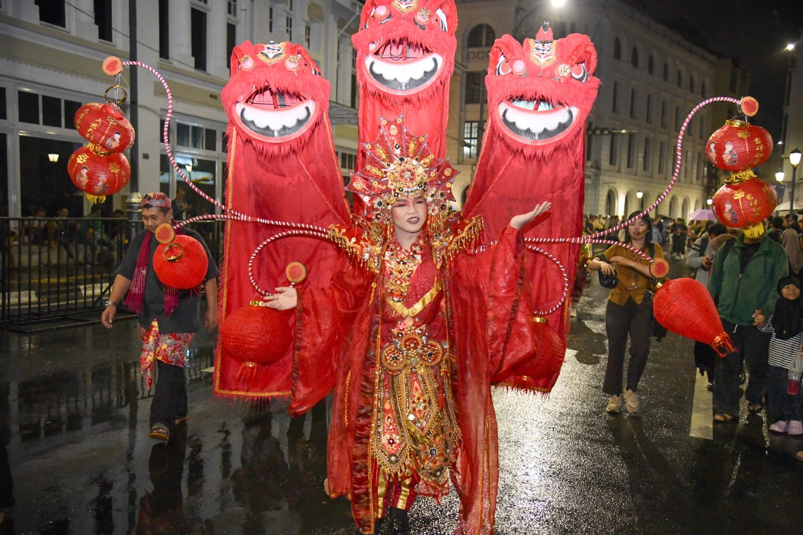 Peserta karnaval budaya nusantara dari delegasi Semarang dengan kostum kesenian khas Tionghoa.