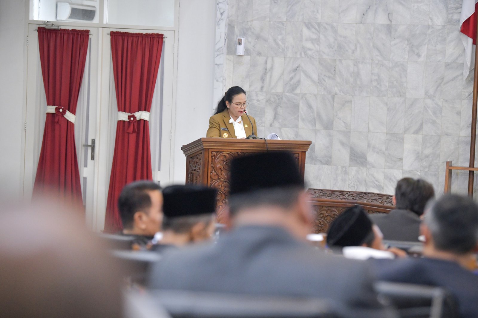 Walikota Semarang, Agustina Wilujeng memberikan sambutan di rapat Paripurna DPRD Kota Semarang di Gedung DPRD Kompleks Balaikota Semarang