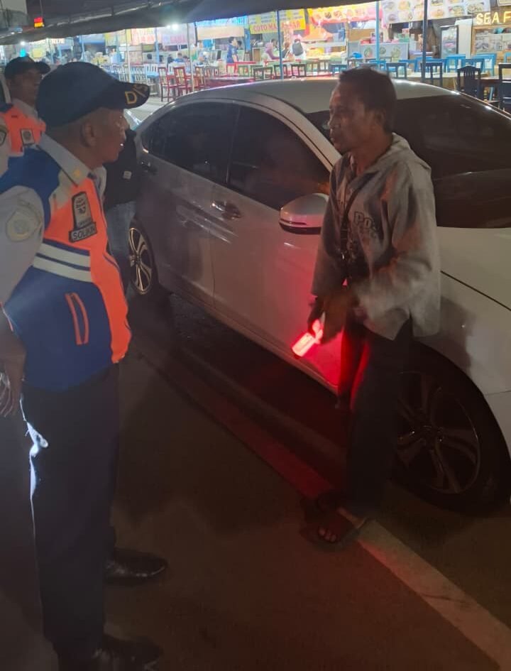 Petugas Dishub Kota Semarang menegur jukir nakal yang tarik parkir tidak sesuai ketentuan di Simpang Lima.