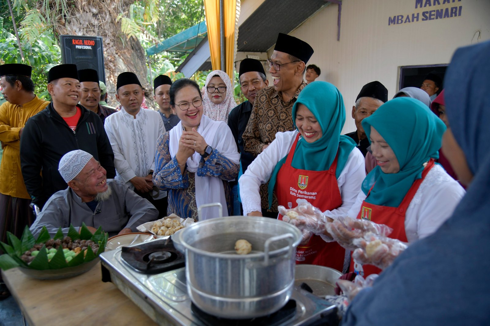 Walikota Semarang, Agustina Wilujeng mencoba langsung mempraktikkan pembuatan jajanan tradisional Ndas Maling bersama warga Genuk.