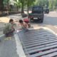 petugas memeriksa kondisi grill Jalan Pahlawan Semarang, baru-baru ini.