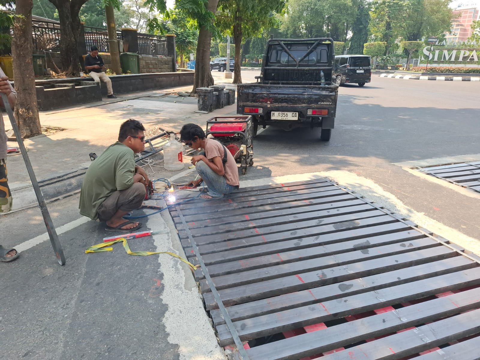 petugas memeriksa kondisi grill Jalan Pahlawan Semarang, baru-baru ini.