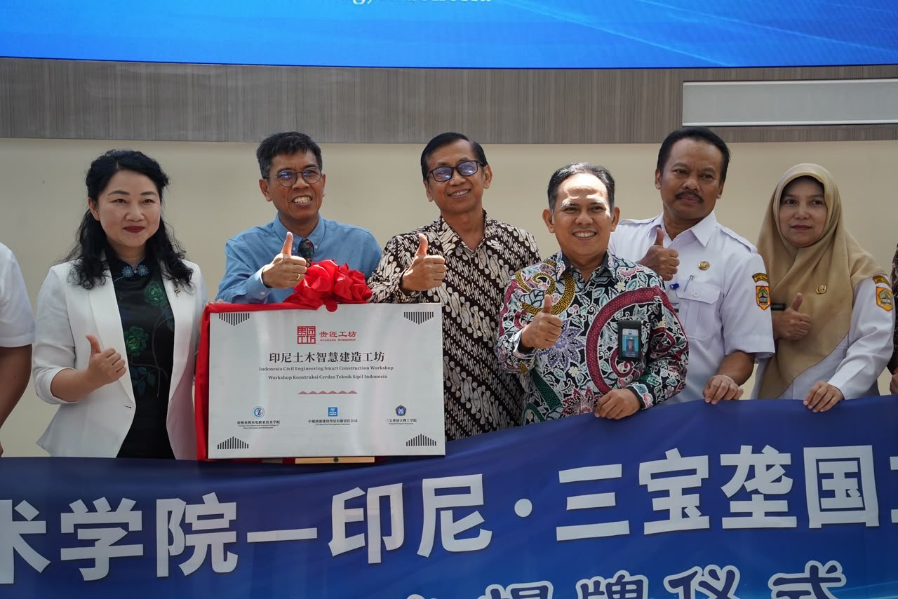 Direktur Utama PDAM Tirta Moedal Kota Semarang, Ady Setiawan (ketiga dari kanan) menghadiri acara kerjasama antara Polines-Guizhou.