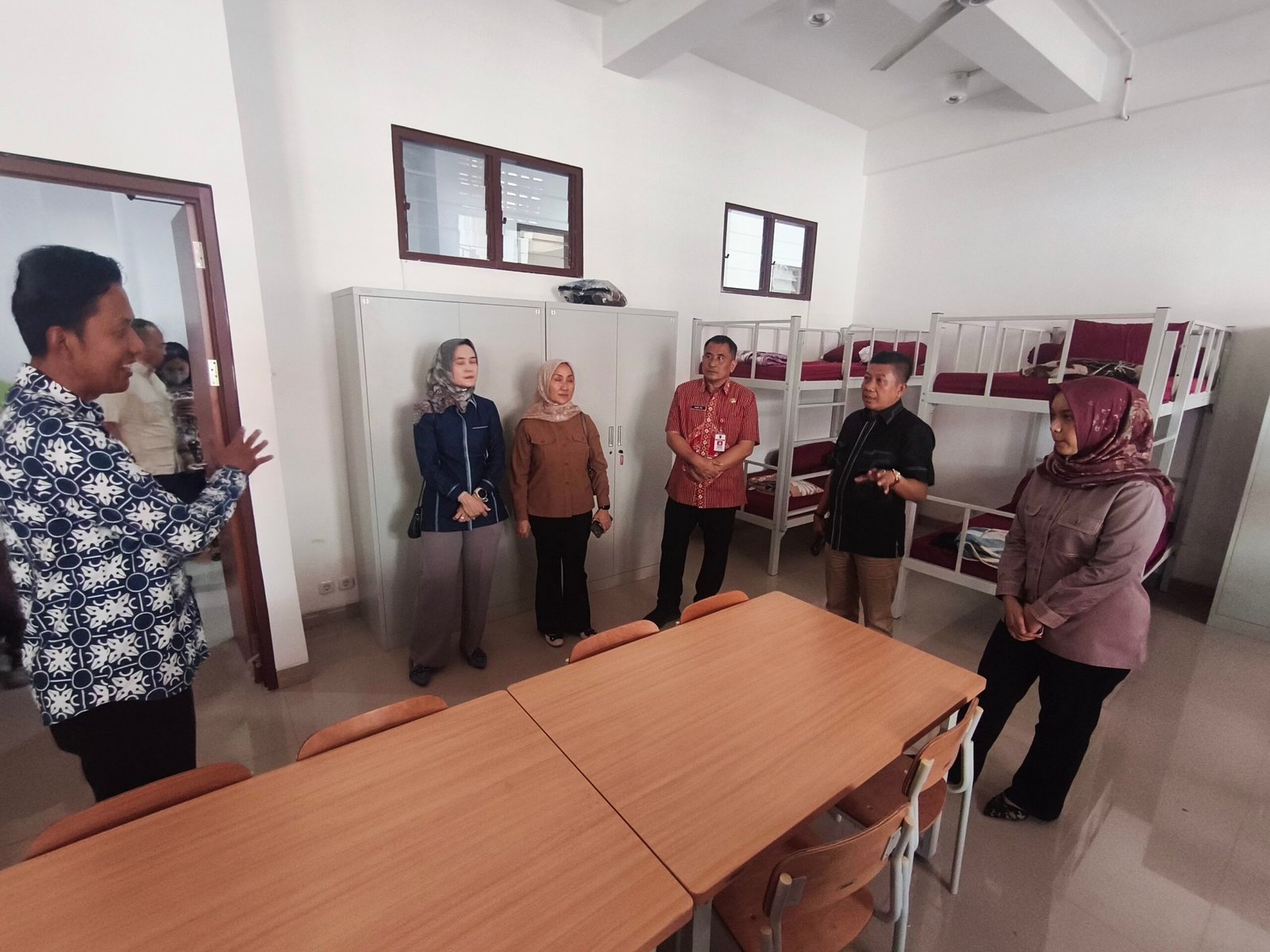 Ketua Komisi D DPRD Kota Semarang bersama anggota meninjau fasilitas dan ruang belajar siswa sekolah rakyat terintegrasi di Rowosari, Tembalang.