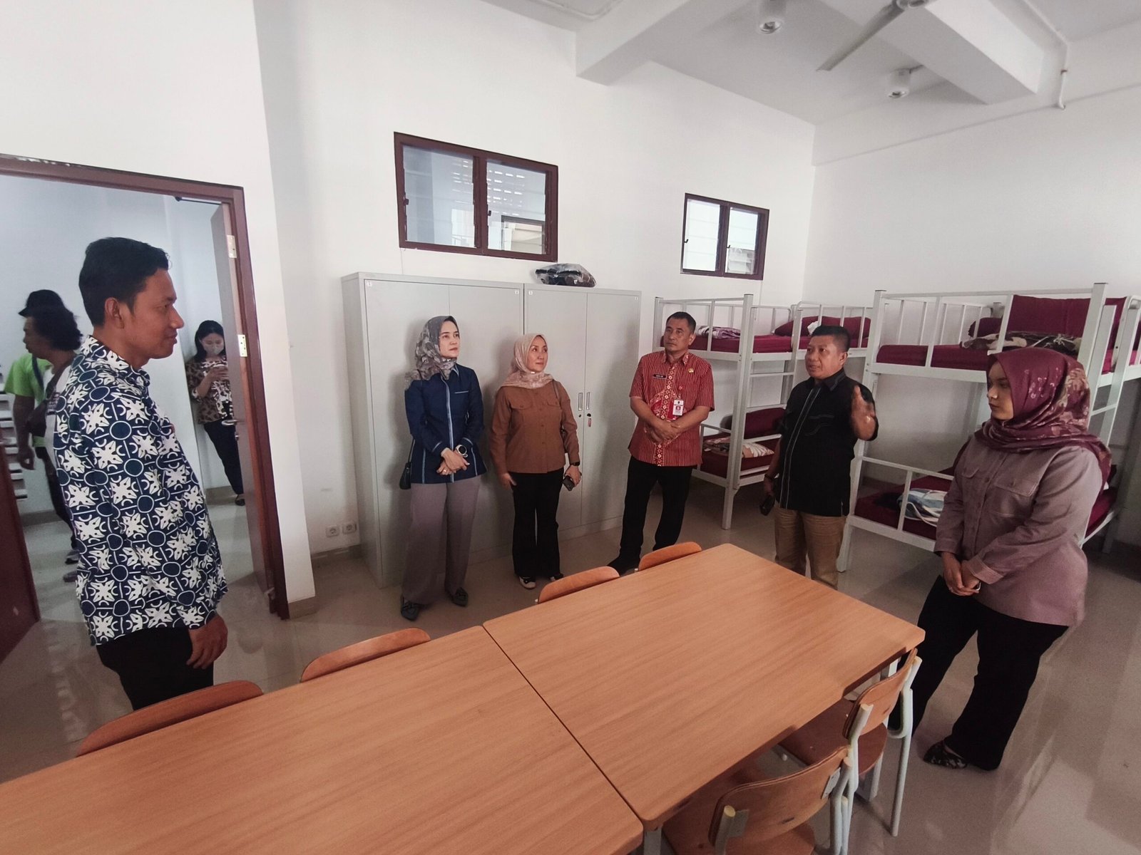 Ketua Komisi D DPRD Kota Semarang bersama anggota meninjau fasilitas dan ruang belajar siswa sekolah rakyat terintegrasi di Rowosari, Tembalang.