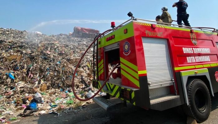 DLH dan Dinas Pemadam Kebakaran Intensifkan Pendinginan di Zona Rawan TPA Jatibarang Cegah Kebakaran