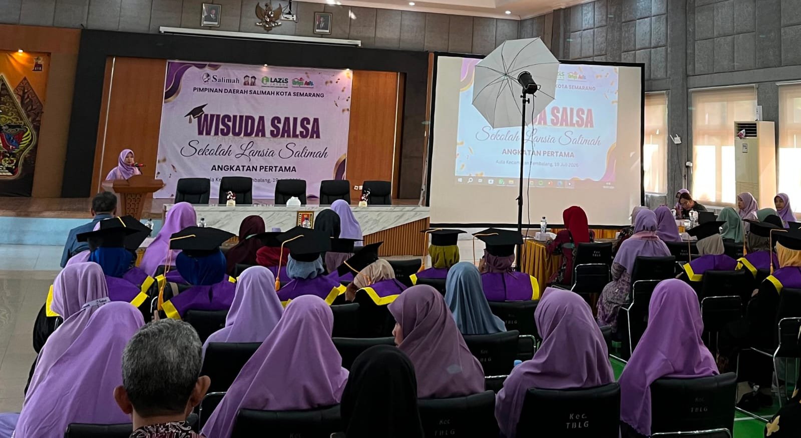 Acara wisuda Sekolah Lansia Salimah (SALSA)
