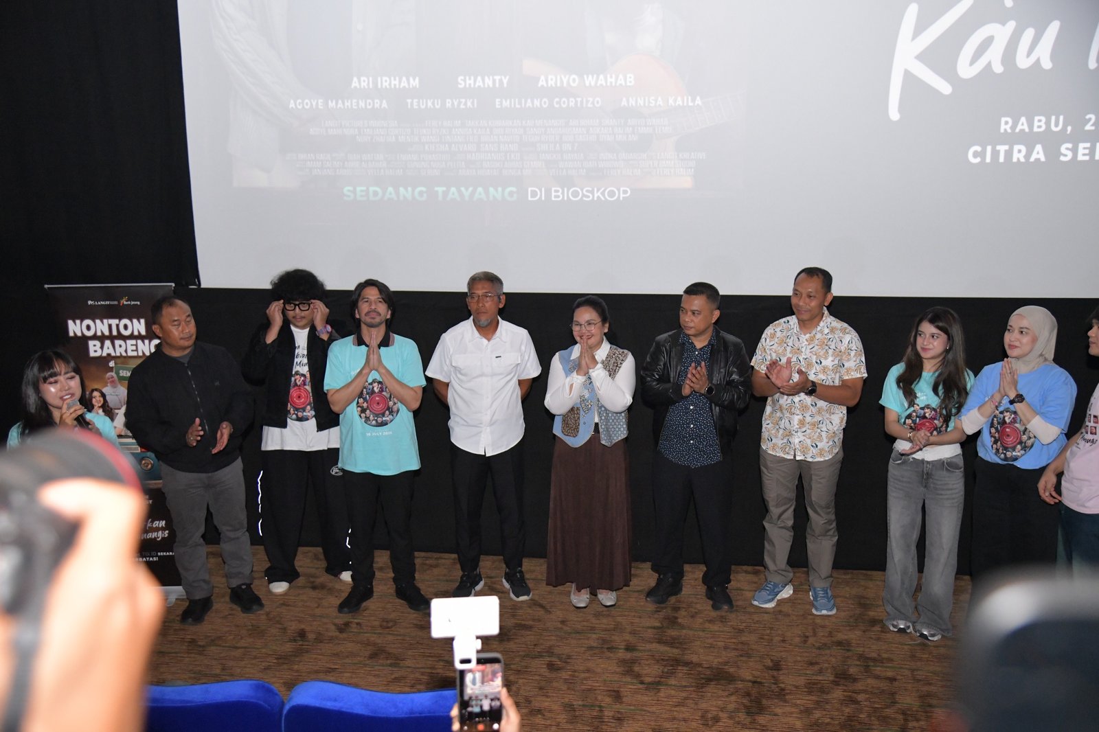 Walikota Semarang, Agustina Wilujeng saat menghadiri kegiatan Meet ang Great artis film Takka Kubiarkan Kau Menangis di Citraland.