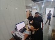 Ketua Komisi D DPRD Kota Semarang, Mualim saat berbincang dengan para buruh di pabrik Advan di Kawasan Industri Candi (KIC) Semarang