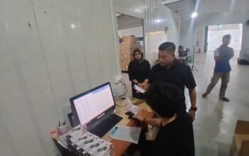 Ketua Komisi D DPRD Kota Semarang, Mualim saat berbincang dengan para buruh di pabrik Advan di Kawasan Industri Candi (KIC) Semarang