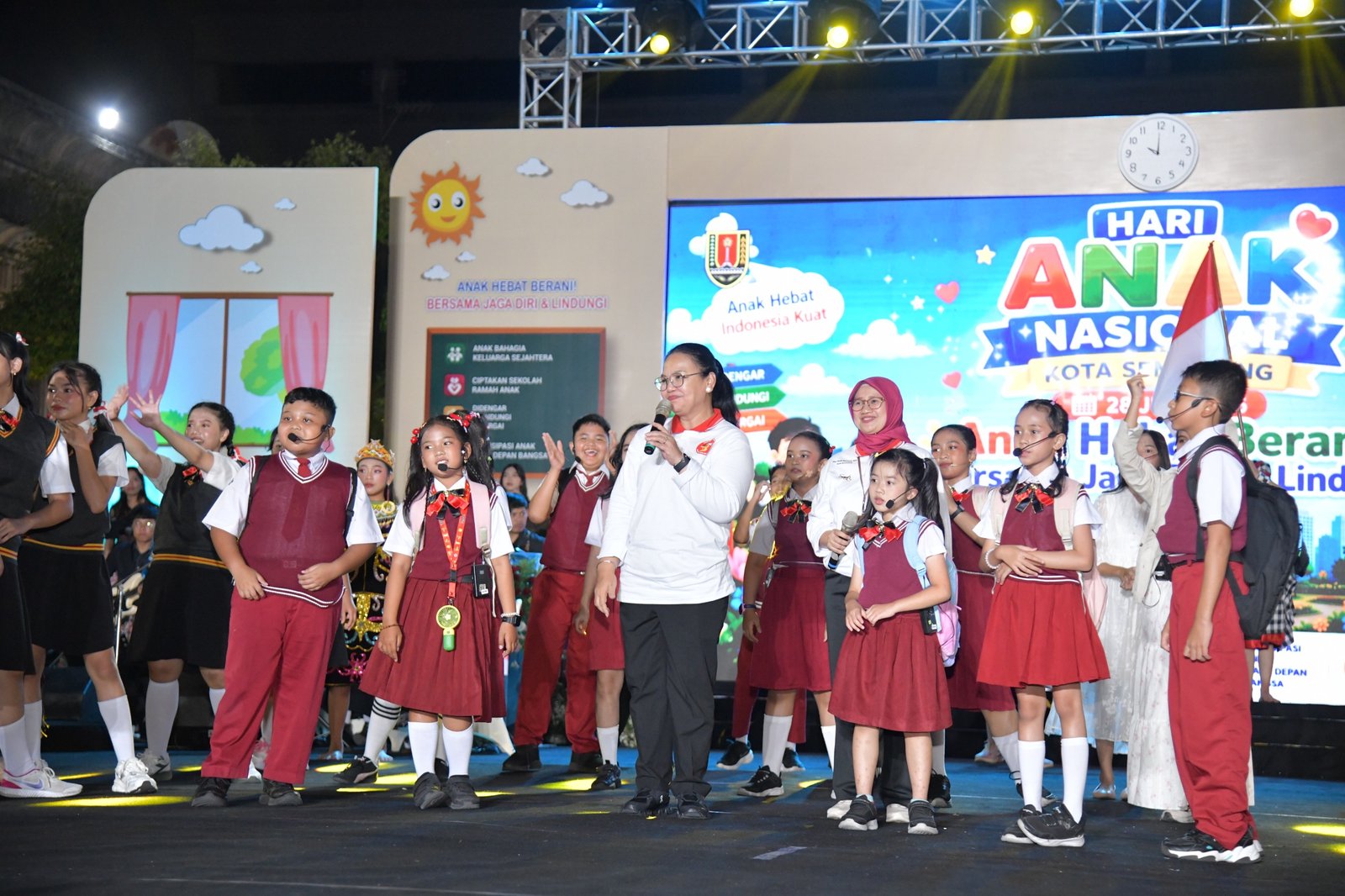 Walikota Semarang, Agustina Wilujeng menghadiri peringatan Hari Anak Nasional (HAN) yang Ke-42 tingkat kota Semarang di halaman balaikota.