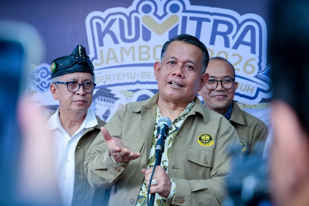 Wakil Menteri Usaha Mikro, Kecil, Menengah (UMKM) Helvi Moraza (tengah) menghadiri pembukaan Kumitra Jambore 2026 di Bandung